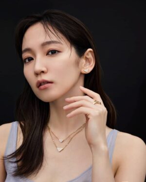 Riho Yoshioka Instagram - "PRADAのサステイナブルなファインジュエリーコレクション「エターナルゴールド」を身に着けて撮影しました"

プラダを象徴するトライアングルロゴモチーフに、大小さまざまなサイズのダイヤモンドを密着させて敷き詰める「スノーパヴェ」と呼ばれる特別な技法を使用しているそうです。雪に覆われた大地が浮かびます❄️

ホリデーシーズンにピッタリな輝きにときめきました*。:･ﾟ☆*.｡.:. *:ﾟ ｡　.ﾟ･*..☆.｡.:*

@prada
#PradaFineJewelry

make: @paku_chan