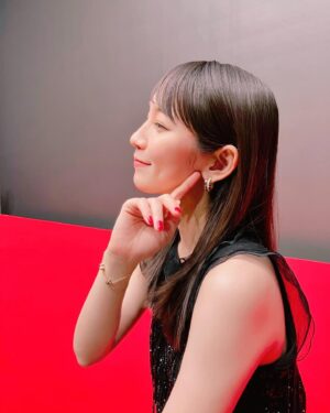 Riho Yoshioka Instagram - 映画"怪物の木こり"
Japan premier🐈‍⬛◾️🫦🧛🏻‍♀️🍫Halloween仕様,

12月1日公開!

dress @emporioarmani
jewelry @boucheron

@warnerjp_official 
#映画　#怪物の木こり　#ﾊﾛｳｨﾝ