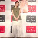 Rika Izumi Instagram - 京都・東京でのカレンダーイベント終了しました‼︎ ご来場くださった皆様本当にありがとうございました❣️ 今回のイベントは、『直接ファンの方々にお会いしたい』という私の希望からスタートした企画でした。 実際にお会いできた皆様の笑顔はとても暖かく、 パワーをたくさん頂くことができました✨ 皆様に支えられての20年、とてもありがたい事です💗 これからも泉里香をよろしくお願いします！