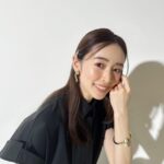 Rika Izumi Instagram - ブラックのドレスにDiorのファッションジュエリーを合わせて✨ パールに重なるきらめく流れ星のようなデザインの ヘアクリップとピアスがとてもキュートで素敵でした💫 @dior #dior #SupportedbyDior