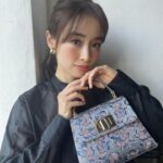 Rika Izumi Instagram - FURLA"CRUISE 2024" イタリアのルネッサンスからインスパイアされた 豪華なパターンのトップハンドルバッグが登場✨ メタリック素材のバッグはこれからのホリデー気分を盛り上げてくれそうです🎄 12/2は銀座店、12/10は阪急うめだ本店一階で ホリデー限定オリジナルレザータグへのペイントサービスも✨ぜひ☺︎ #ItalybByFurla #FURLACRUISE24 #PR