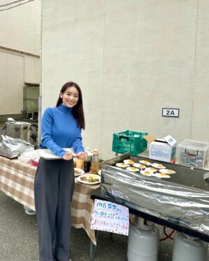 Rika Izumi Instagram - WOWOW「密告はうたう2」の撮影をしています。
今日のランチは監督からの差し入れケータリング🍽️
青空の下で食べました😋

みなさまのゴールデンウィークはどうでしたか？