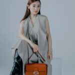 Rika Izumi Instagram - タイムレスな魅力で愛されつづける フェンディのアイコンバッグ「バゲット」 柔らかなブラウンレザーと、 オーバーサイズのハンドステッチがとても素敵でした🤍 #FendiBaguette#Fendi#PR @fendi