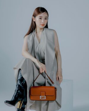 Rika Izumi Instagram - タイムレスな魅力で愛されつづける
フェンディのアイコンバッグ「バゲット」
柔らかなブラウンレザーと、
オーバーサイズのハンドステッチがとても素敵でした🤍

#FendiBaguette#Fendi#PR 
@fendi