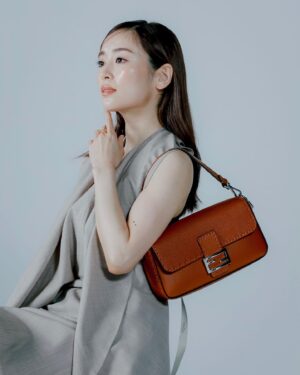 Rika Izumi Instagram - タイムレスな魅力で愛されつづける
フェンディのアイコンバッグ「バゲット」
柔らかなブラウンレザーと、
オーバーサイズのハンドステッチがとても素敵でした🤍

#FendiBaguette#Fendi#PR 
@fendi