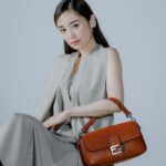 Rika Izumi Instagram - タイムレスな魅力で愛されつづける フェンディのアイコンバッグ「バゲット」 柔らかなブラウンレザーと、 オーバーサイズのハンドステッチがとても素敵でした🤍 #FendiBaguette#Fendi#PR @fendi