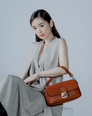 Rika Izumi Instagram - タイムレスな魅力で愛されつづける
フェンディのアイコンバッグ「バゲット」
柔らかなブラウンレザーと、
オーバーサイズのハンドステッチがとても素敵でした🤍

#FendiBaguette#Fendi#PR 
@fendi