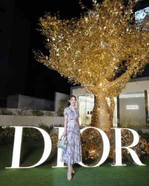 Rika Izumi Instagram - 光り輝く豪華なDiorのホリデーポップアップ✨
バタフライをあしらったドレスを着て、
美しいイルミネーションの中でクリスマス気分に浸らせていただきました🦋
2024年クルーズコレクションのテーマでもあるバタフライが装飾された店内には、新作アイテムやクリスマスアイテムが並んでいました。
12/25まで開催されています🎄

@Dior
 #DiorCruise #ディオールホリデーポップアップ #ディオールファインジュエリー#PR