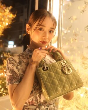 Rika Izumi Instagram - 光り輝く豪華なDiorのホリデーポップアップ✨
バタフライをあしらったドレスを着て、
美しいイルミネーションの中でクリスマス気分に浸らせていただきました🦋
2024年クルーズコレクションのテーマでもあるバタフライが装飾された店内には、新作アイテムやクリスマスアイテムが並んでいました。
12/25まで開催されています🎄

@Dior
 #DiorCruise #ディオールホリデーポップアップ #ディオールファインジュエリー#PR