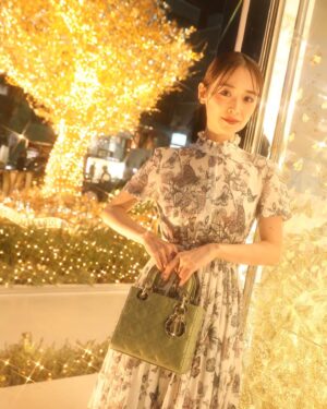 Rika Izumi Instagram - 光り輝く豪華なDiorのホリデーポップアップ✨
バタフライをあしらったドレスを着て、
美しいイルミネーションの中でクリスマス気分に浸らせていただきました🦋
2024年クルーズコレクションのテーマでもあるバタフライが装飾された店内には、新作アイテムやクリスマスアイテムが並んでいました。
12/25まで開催されています🎄

@Dior
 #DiorCruise #ディオールホリデーポップアップ #ディオールファインジュエリー#PR