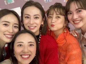 Rika Izumi Instagram - Merry Xmas🎄💚🩵🩷❤️🧡
今夜11:10からCBCにて
「セーラー戦士20年目の同窓会」が放送されます。
２０年ぶりのみんなとの収録はあっという間に終わってしまいました😳…が、すごくリラックスできたひとときでした♡
まさかこういう機会を設けていただけるとは思っていなかったので、感謝の気持ちでいっぱいです‼︎

みなさま素敵なクリスマスを…🎄🌟
#sailormoon#美少女戦士セーラームーン

tops.pants - @adeam 
earrings.rings - @artidaoud