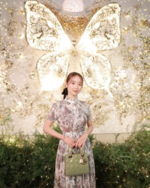 Rika Izumi Instagram - 光り輝く豪華なDiorのホリデーポップアップ✨
バタフライをあしらったドレスを着て、
美しいイルミネーションの中でクリスマス気分に浸らせていただきました🦋
2024年クルーズコレクションのテーマでもあるバタフライが装飾された店内には、新作アイテムやクリスマスアイテムが並んでいました。
12/25まで開催されています🎄

@Dior
 #DiorCruise #ディオールホリデーポップアップ #ディオールファインジュエリー#PR