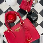Rika Izumi Instagram - Merry Christmas✨ @prada からのクリスマスギフトが…🎁🎄 大きなボックスを開けるのがわくわく💘 thank you♡#pradaholiday23#pr#クリスマス