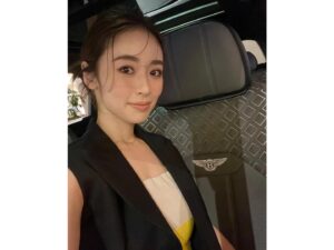 Rika Izumi Instagram - ベントレーの日本上陸60周年を記念する特別なモデル
"ベンテイガ アズール ニンバス コレクション "のイベントへ伺いました。
雨雲からインスピレーションされたクラウドグレーが採用された、スポーティーでラグジュアリーな日本限定10台のスペシャルモデル✨
刺繍が施されたシートや、車内のラグジュアリーなインテリアに魅了されてきました。
明日まで六本木ヒルズカフェスペースにて開催されています。

@bentleymotors_japan
#ベントレー
#ベンテイガ
#PR