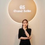 Rika Izumi Instagram - グランドセイコーのクラフトマンシップや革新性を「五感」を通じて体感できる限定イベント"ALIVE IN TIME through the FIVE SENSES"へ💫 味覚・嗅覚エリアでは、傳の長谷川シェフとKOFFEEMAMEYA Kakeruの國友さんのタッグが、和食とコーヒーが融合した今までにない未知の味の体験を提供してくださいました。 着用している腕時計は、どんな装いにも合う美しい佇まいの白い文字盤のクラシックモデル。レザーの付け心地も良く、スムーズに動く秒針を眺めていると幸せな気持ちになれました。 #grandseiko #グランドセイコー #aliveintime #grandseiko5senses #pr