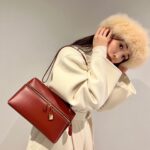 Rika Izumi Instagram - LoroPianaの"エクストラ・バッグ" 職人の手仕事が光る優美なフォルムに ワンショルダーにもクロスボディにもなる機能性まで備えたエレガントな新作💫 ホワイトコーデのアクセントに、上質なレザーの美しさをプラスして この季節にぴったりな魅力的なスタイルに❄️ @loropiana #LoroPiana#ロロピアーナ#LoroPianaExtraBag#PR