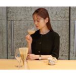 Rika Izumi Instagram - グランドセイコーのクラフトマンシップや革新性を「五感」を通じて体感できる限定イベント"ALIVE IN TIME through the FIVE SENSES"へ💫 味覚・嗅覚エリアでは、傳の長谷川シェフとKOFFEEMAMEYA Kakeruの國友さんのタッグが、和食とコーヒーが融合した今までにない未知の味の体験を提供してくださいました。 着用している腕時計は、どんな装いにも合う美しい佇まいの白い文字盤のクラシックモデル。レザーの付け心地も良く、スムーズに動く秒針を眺めていると幸せな気持ちになれました。 #grandseiko #グランドセイコー #aliveintime #grandseiko5senses #pr