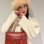 Rika Izumi Instagram - LoroPianaの"エクストラ・バッグ" 職人の手仕事が光る優美なフォルムに ワンショルダーにもクロスボディにもなる機能性まで備えたエレガントな新作💫 ホワイトコーデのアクセントに、上質なレザーの美しさをプラスして この季節にぴったりな魅力的なスタイルに❄️ @loropiana #LoroPiana#ロロピアーナ#LoroPianaExtraBag#PR