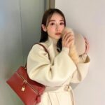 Rika Izumi Instagram - LoroPianaの"エクストラ・バッグ" 職人の手仕事が光る優美なフォルムに ワンショルダーにもクロスボディにもなる機能性まで備えたエレガントな新作💫 ホワイトコーデのアクセントに、上質なレザーの美しさをプラスして この季節にぴったりな魅力的なスタイルに❄️ @loropiana #LoroPiana#ロロピアーナ#LoroPianaExtraBag#PR