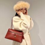 Rika Izumi Instagram - LoroPianaの"エクストラ・バッグ" 職人の手仕事が光る優美なフォルムに ワンショルダーにもクロスボディにもなる機能性まで備えたエレガントな新作💫 ホワイトコーデのアクセントに、上質なレザーの美しさをプラスして この季節にぴったりな魅力的なスタイルに❄️ @loropiana #LoroPiana#ロロピアーナ#LoroPianaExtraBag#PR