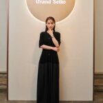 Rika Izumi Instagram - グランドセイコーのクラフトマンシップや革新性を「五感」を通じて体感できる限定イベント"ALIVE IN TIME through the FIVE SENSES"へ💫 味覚・嗅覚エリアでは、傳の長谷川シェフとKOFFEEMAMEYA Kakeruの國友さんのタッグが、和食とコーヒーが融合した今までにない未知の味の体験を提供してくださいました。 着用している腕時計は、どんな装いにも合う美しい佇まいの白い文字盤のクラシックモデル。レザーの付け心地も良く、スムーズに動く秒針を眺めていると幸せな気持ちになれました。 #grandseiko #グランドセイコー #aliveintime #grandseiko5senses #pr