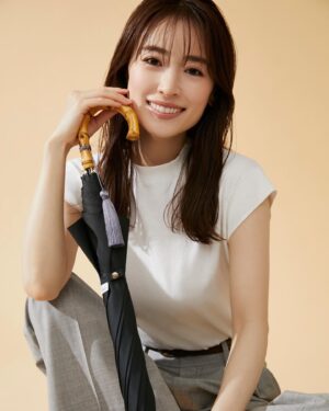 Rika Izumi Instagram - 完全遮光日傘「UVO」のイメージモデルをさせていただいています。

これからの季節に欠かせない日傘⛱️
長く外にいるときは大きめの傘を、
持ち運ぶことが多い日は、折りたたむとミニサイズになるコンパクトな日傘と、
その日に合わせて選んで使っています。
晴れの日も、雨の日も季節を問わず使える機能性に
豊富なデザインがあるUVOの傘、
ぜひチェックしてみてください☀️

@uvo_official
#UVO#ウーボ#日傘