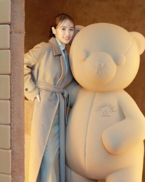 Rika Izumi Instagram - MaxMaraのアイコンコート「テディベア コート」の誕生10周年‼︎
六本木ヒルズアリーナの"Teddy TEN Park"へ行ってきました🧸
くまのコットンキャンディやクレーンゲーム、スケートが楽しめるキュートな広場を堪能したあとは、
テディベアコートが並ぶPOPUPへ🧸🧸
とても可愛い空間でした。
皆様もぜひ🌟

@maxmara #MaxMaraTeddyTen #MaxMara #PR