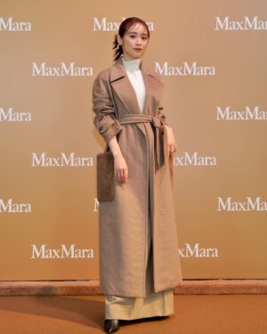 Rika Izumi Instagram - MaxMaraのアイコンコート「テディベア コート」の誕生10周年‼︎
六本木ヒルズアリーナの"Teddy TEN Park"へ行ってきました🧸
くまのコットンキャンディやクレーンゲーム、スケートが楽しめるキュートな広場を堪能したあとは、
テディベアコートが並ぶPOPUPへ🧸🧸
とても可愛い空間でした。
皆様もぜひ🌟

@maxmara #MaxMaraTeddyTen #MaxMara #PR