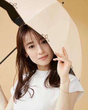 Rika Izumi Instagram - 完全遮光日傘「UVO」のイメージモデルをさせていただいています。

これからの季節に欠かせない日傘⛱️
長く外にいるときは大きめの傘を、
持ち運ぶことが多い日は、折りたたむとミニサイズになるコンパクトな日傘と、
その日に合わせて選んで使っています。
晴れの日も、雨の日も季節を問わず使える機能性に
豊富なデザインがあるUVOの傘、
ぜひチェックしてみてください☀️

@uvo_official
#UVO#ウーボ#日傘