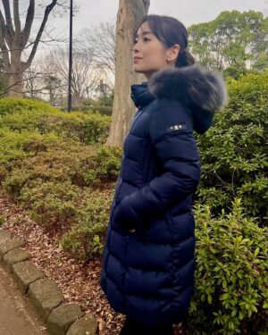 Rika Izumi Instagram - 寒い日にはダウンを。
スッキリとしたラインのロング丈で軽くて暖か♡

@tatras_official #tatras#タトラス#PR