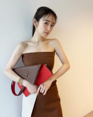 Rika Izumi Instagram - FENDI 2024年春夏ウィメンズコレクションが2月8日より発売されます。
ローマの自由なムードがテーマのコレクション
帯のようなパネルデザインが素敵でした。

#FendiSS24#PR
@fendi
@mrkimjones
@silviaventurinifendi 
@delfinadelettrez