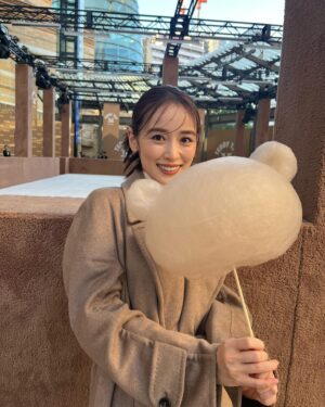 Rika Izumi Instagram - MaxMaraのアイコンコート「テディベア コート」の誕生10周年‼︎
六本木ヒルズアリーナの"Teddy TEN Park"へ行ってきました🧸
くまのコットンキャンディやクレーンゲーム、スケートが楽しめるキュートな広場を堪能したあとは、
テディベアコートが並ぶPOPUPへ🧸🧸
とても可愛い空間でした。
皆様もぜひ🌟

@maxmara #MaxMaraTeddyTen #MaxMara #PR