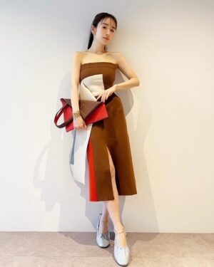 Rika Izumi Instagram - FENDI 2024年春夏ウィメンズコレクションが2月8日より発売されます。
ローマの自由なムードがテーマのコレクション
帯のようなパネルデザインが素敵でした。

#FendiSS24#PR
@fendi
@mrkimjones
@silviaventurinifendi 
@delfinadelettrez
