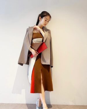Rika Izumi Instagram - FENDI 2024年春夏ウィメンズコレクションが2月8日より発売されます。
ローマの自由なムードがテーマのコレクション
帯のようなパネルデザインが素敵でした。

#FendiSS24#PR
@fendi
@mrkimjones
@silviaventurinifendi 
@delfinadelettrez