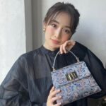 Rika Izumi Instagram - FURLA"CRUISE 2024" イタリアのルネッサンスからインスパイアされた 豪華なパターンのトップハンドルバッグが登場✨ メタリック素材のバッグはこれからのホリデー気分を盛り上げてくれそうです🎄 12/2は銀座店、12/10は阪急うめだ本店一階で ホリデー限定オリジナルレザータグへのペイントサービスも✨ぜひ☺︎ #ItalybByFurla #FURLACRUISE24 #PR