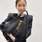 Rika Izumi Instagram - メゾンを代表するグレカ模様を配した「グレカ ゴッデス」トートバッグ シックでエレガンスなVERSACEの洋服とのコーデも素敵でした🤍 #VersaceGrecaGoddess #PR @VERSACE