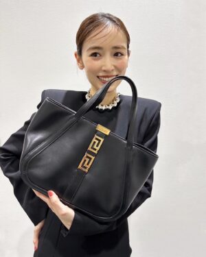 Rika Izumi Instagram - メゾンを代表するグレカ模様を配した「グレカ ゴッデス」トートバッグ
シックでエレガンスなVERSACEの洋服とのコーデも素敵でした🤍

#VersaceGrecaGoddess
#PR
@VERSACE