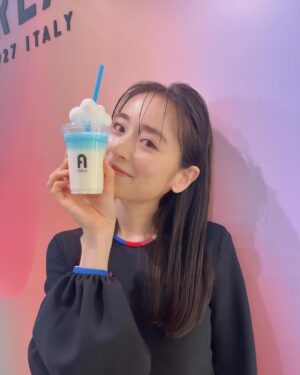 Rika Izumi Instagram - フルラの新作バッグ、フルラ ヌヴォラのお披露目会へ☁️
ヌヴォラとはイタリア語で雲という意味だそうです☁️
その名の通り、雲のように軽やかなバッグでお仕事にもお出かけにも使えそう
フルラ ヌヴォラの世界観で埋め尽くされた店内も可愛かったです🌈

@furla 
#FURLANUVOLA
#FURLAGINZA
#PR