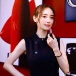 Rika Izumi Instagram - ルージュ ディオール💄✨ 新生クチュール リップスティックが2024年の幕開けと共に登場です‼︎ 私は434 プロムナードサテンをつけました♡ 鮮やかな発色と優れたトリートメント効果、 そしてオートクチュール着想ならではの ベルベットなうっとりする仕上がりに✨ @DIORBEAUTY @DIOR #ルージュディオール #ディオールファインジュエリー#SUPPORTEDBYDIOR #PR