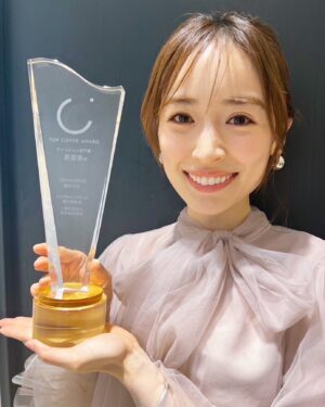 Rika Izumi Instagram - "2024トップカバーアワード ファッション部門"
栄誉ある賞を頂戴し、とても光栄に思います。
この受賞は応援してくださる読者の皆様、雑誌を作り上げるスタッフの皆様のお陰です。
私自身、昨年キャリア20年を迎えましたが、変わらず第一線でお仕事させていただきとても感謝しています。
これからもファッションやメイクを通じて皆様に沢山の情報をお届けしたいと思います。