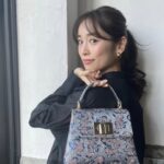 Rika Izumi Instagram - FURLA"CRUISE 2024" イタリアのルネッサンスからインスパイアされた 豪華なパターンのトップハンドルバッグが登場✨ メタリック素材のバッグはこれからのホリデー気分を盛り上げてくれそうです🎄 12/2は銀座店、12/10は阪急うめだ本店一階で ホリデー限定オリジナルレザータグへのペイントサービスも✨ぜひ☺︎ #ItalybByFurla #FURLACRUISE24 #PR