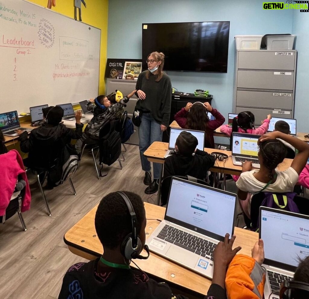 Rima Fakih Instagram - Nothing opens my heart more than receiving the blessing news that our beloved @schoolonwheels Skidrow center center opened in August equipped with everything our students living on the streets of South Cali, cars, motels, shelters, and group homes is seen in this pic completing virtual academic questions🙏🏽