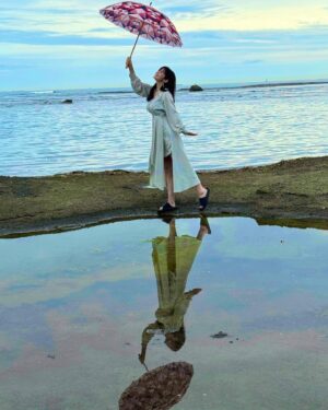 Rin Takahashi Instagram - まるでウユニ塩湖☂️❤️
ここはどこでしょう？？