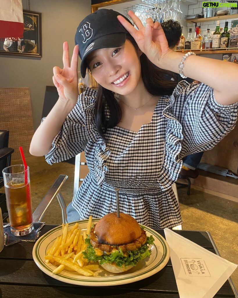 Rin Takahashi Instagram - C3PO（兄）がお仕事のお休みをとって東京に遊びに来てくれました🗼✨ C3POが行きたい食べ物屋さんを巡って美味しいものたくさん食べました🍔今日で全部制覇できたよ！ 食べすぎたからお散歩しよう！って毎晩歩いてるけど2人とも日に日に太っていく😂でも美味しいもの食べるって幸せだよね😋 C3POが新潟帰ったらダイエットします🏃‍♀️笑 なんでC3POなんですか？って質問を頂くのですが、動きと顔が私の中でC3POに似てると思ったからそう呼んでます😂🤖 秋葉原が一番楽しかった！また東京来たいと言ってもらえて、C3POの東京旅は大成功です☀️🗼