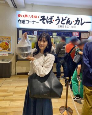 Rin Takahashi Instagram - バスセンターのカレーGet🍛🫶
母と兄は食べたことないのでテイクアウトしました✨
今日は1日母とデートして楽しかったなぁ🥰

#バスセンターのカレー #新潟 #新潟グルメ #新潟名物