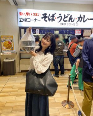 Rin Takahashi Instagram - バスセンターのカレーGet🍛🫶
母と兄は食べたことないのでテイクアウトしました✨
今日は1日母とデートして楽しかったなぁ🥰

#バスセンターのカレー #新潟 #新潟グルメ #新潟名物