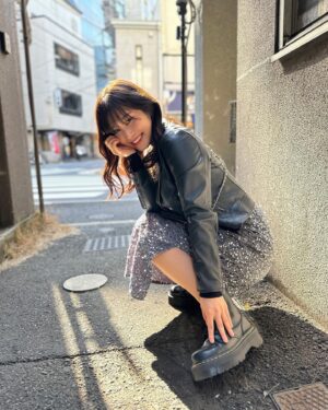Rin Takahashi Instagram - 本日で芸能活動10周年でした✨
10年もの間楽しく活動続けられているのは、いつも応援して下さるファンの皆様をはじめ
いつもお世話になっている皆様のおかげです🌸
本当にありがとうございます🙇‍♀️🌼

初めての芸能界という世界に飛び込むのは不安もありましたが、今は毎日が新鮮で色々なことに挑戦させて頂けて楽しい日々を過ごしております🥰

そして10周年ということで、ファンの方が本日の名古屋競馬3R『祝！高橋凛デビュー10周年記念杯』をプレゼントしてくださりました🥹✨
嬉しすぎるサプライズに飛び跳ねました🐴笑
みんなでXやInstagramで一緒に予想したり本当に楽しかったです💓
そしてなんと！！！！！！！！！
レースも的中させることができました🥹🐴❤️
素敵なプレゼントを本当にありがとう🥰

写真は本日イワタさんに撮って頂いたお写真と、10年前に撮って頂いたお写真です✨
10年って本当あっという間😳😳😳
そして名古屋競馬場での記念すべきお写真です🫣❤️

そしてそして本日は競馬関連がもう一つ！✨
22時52分〜23時
フジテレビ『週末はウマでしょ！』出演させて頂きます🐴
こちらもぜひ観てください🥰

最後まで読んで頂きありがとうございました💛