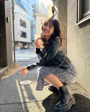 Rin Takahashi Instagram - 本日で芸能活動10周年でした✨
10年もの間楽しく活動続けられているのは、いつも応援して下さるファンの皆様をはじめ
いつもお世話になっている皆様のおかげです🌸
本当にありがとうございます🙇‍♀️🌼

初めての芸能界という世界に飛び込むのは不安もありましたが、今は毎日が新鮮で色々なことに挑戦させて頂けて楽しい日々を過ごしております🥰

そして10周年ということで、ファンの方が本日の名古屋競馬3R『祝！高橋凛デビュー10周年記念杯』をプレゼントしてくださりました🥹✨
嬉しすぎるサプライズに飛び跳ねました🐴笑
みんなでXやInstagramで一緒に予想したり本当に楽しかったです💓
そしてなんと！！！！！！！！！
レースも的中させることができました🥹🐴❤️
素敵なプレゼントを本当にありがとう🥰

写真は本日イワタさんに撮って頂いたお写真と、10年前に撮って頂いたお写真です✨
10年って本当あっという間😳😳😳
そして名古屋競馬場での記念すべきお写真です🫣❤️

そしてそして本日は競馬関連がもう一つ！✨
22時52分〜23時
フジテレビ『週末はウマでしょ！』出演させて頂きます🐴
こちらもぜひ観てください🥰

最後まで読んで頂きありがとうございました💛