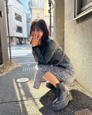 Rin Takahashi Instagram - 本日で芸能活動10周年でした✨
10年もの間楽しく活動続けられているのは、いつも応援して下さるファンの皆様をはじめ
いつもお世話になっている皆様のおかげです🌸
本当にありがとうございます🙇‍♀️🌼

初めての芸能界という世界に飛び込むのは不安もありましたが、今は毎日が新鮮で色々なことに挑戦させて頂けて楽しい日々を過ごしております🥰

そして10周年ということで、ファンの方が本日の名古屋競馬3R『祝！高橋凛デビュー10周年記念杯』をプレゼントしてくださりました🥹✨
嬉しすぎるサプライズに飛び跳ねました🐴笑
みんなでXやInstagramで一緒に予想したり本当に楽しかったです💓
そしてなんと！！！！！！！！！
レースも的中させることができました🥹🐴❤️
素敵なプレゼントを本当にありがとう🥰

写真は本日イワタさんに撮って頂いたお写真と、10年前に撮って頂いたお写真です✨
10年って本当あっという間😳😳😳
そして名古屋競馬場での記念すべきお写真です🫣❤️

そしてそして本日は競馬関連がもう一つ！✨
22時52分〜23時
フジテレビ『週末はウマでしょ！』出演させて頂きます🐴
こちらもぜひ観てください🥰

最後まで読んで頂きありがとうございました💛