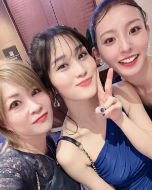 Rin Takahashi Instagram - #ABEMA presents #RISE_ELDRD 2024
ご来場頂いた皆様、ABEMAにてご視聴頂いた皆様ありがとうございました🙇‍♀️❤️‍🔥
長くなりそうですが、最後まで読んで頂けたら嬉しいです🌸

年間最大のビッグマッチ #RISE_ELDRD 2024 🥊✨🔥
#K1vsRISE 対抗戦もあり白熱する試合もあり大盛り上がりでしたね❤️‍🔥
K.Oやダウン、激しい打ち合いもあり見入ってしまいました👀
命をかけて戦われている選手の皆様には尊敬の気持ちでいっぱいです。
今後の試合もとても楽しみです！！
そして、明日はK-1の大会でもK-1 VS RISEの対抗戦が行われます🥊❤️‍🔥
選手の皆様の応援、よろしくお願い致します🙇‍♀️✨
もちろん私も全力で応援させて頂きます🔥
RISEの選手の皆様の試合や対抗戦や他団体の選手の皆様との試合も楽しくて、盛り上がっていくRISEから今後も目が離せませんね👀✨

今大会でのオープニング映像、愛が詰まっていてとても感動しました😢
これからもRISEを見守ってくださっていると思いますし、きっと届いていると思います✨
これからもずっとずっと大好きです。

そして今大会でわたしはRISEのラウンドガールを卒業させて頂きました🙇‍♀️
3年間大変お世話になりました🌸
リング上でお花を頂き、挨拶させて頂く機会も頂きありがとうございました✨

RISEのラウンドガールをする前から格闘技が好きでした。
でもRISEでラウンドガールをして毎大会生で観戦することができて、
たくさんの選手の皆様を知ることができて
気が付いたらRISEの選手の皆様を応援していて、
格闘技がもっともっと大好きになっていました🌸
会場でお客様と熱い空気を一緒に味わえて感動を味わえて嬉しかったです✨
RISEのお客様や関係者の皆様にも本当に温かく接して頂けて、すごく素敵な環境で毎大会ラウンドガールをするのが楽しみでした🌼
早く大会の日にならないかなーと心から楽しみにしていました☺️

手を振って下さったりお写真を撮って下さったり、お声掛け頂いた皆様ありがとうございました🌸
皆様の優しく素敵な笑顔にいつも元気をもらっていました✨
今年度からは後楽園ホールでのサインボール投げイベントも復活して、より皆様と関わることができて嬉しかったです☺️🎾
これからはRISEファンとして会場に行きますので、見つけた際はぜひ声かけてください🥰
素敵な出会いにとても感謝しております✨

大好きなRISEでラウンドガールをすることができて本当に幸せでした。
ラウンドガールを継続する桜りんちゃん、ぽぽちゃん、七瀬ななちゃん、セラちゃんこれからも応援しています🥹💓
今回卒業する宮原華音ちゃん、大貫彩香ちゃん、霧島聖子ちゃんも大変お世話になりました🧡
ファンとして観戦に行きますのでその時は仲良くしてください🥹💓
新メンバーの皆様の発表も楽しみです🫣✨

そして2年間ペアをしてくれていた桜りんちゃん🌸
りんちゃんとペアで本当によかっです✨
3年間ご一緒できてとっても楽しかったです🥰
かけがえのない仲間とも出会うことができました✨

RISE関係の皆様、田沼さん、ちーころさん
ラウンドガールのこともたくさん愛してくださりありがとうございました😢💓

皆様と過ごさせて頂いた時間はとても楽しく温かい時間でした✨
ずっと忘れません🌼

RISE最高！！！！！！！！！これからもずっと大好きです❤️‍🔥

最後まで読んで頂きありがとうございました✨